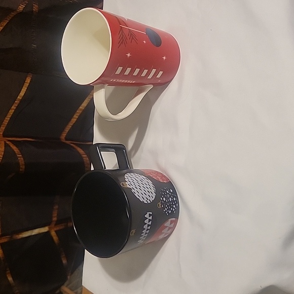 Starbucks Christmas mugs 2012 & 2016 as a set of 2. Holiday cheer coffee style - Picture 3 of 5